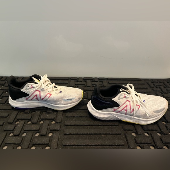 Kids New Balance® FuelCell Propel v3.  Size 4.5Y - Picture 3 of 6